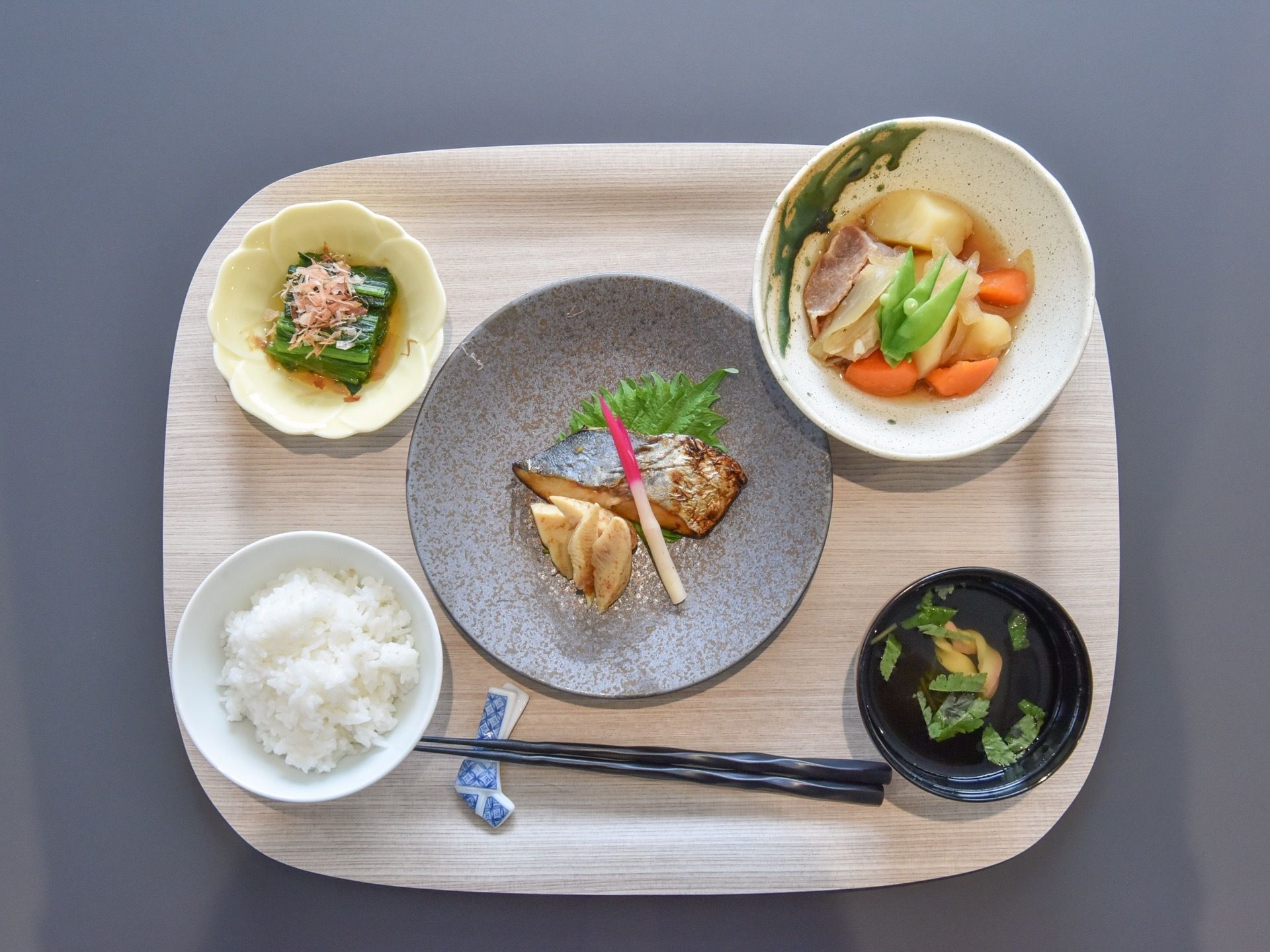 食事の一例。和食のメニュー例として焼き魚にお浸し、肉じゃがを小鉢で付け、栄養バランスを常に考えている。