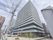 施設の建物は、灰色を基調とした整然とした上品な佇まいで、スマートな清廉さを感じさせる、モダンな造りになっている。