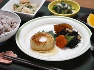 食事は彩り豊かで、栄養にも配慮されている。この日は雑穀米、汁物、ハンバーグと煮物、副菜が２品、フルーツという献立になっている。