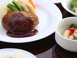 いんげんやヤングコーンを添えたデミグラスハンバーグとサラダ