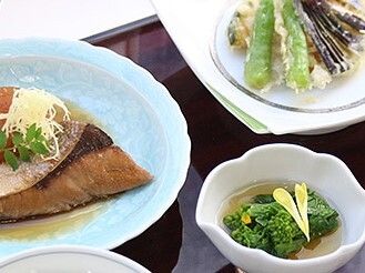 魚の煮つけと天ぷらやおひたし