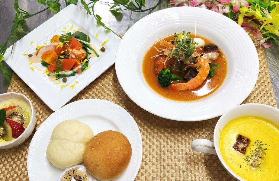 海老料理がメインのパンとスープとデザートが付いた洋食