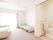 大きく窓が設置された2人部屋には、トイレが完備されている。天井が高く広いスペースを確保し、車椅子をご利用の方の移動にも心配がない。