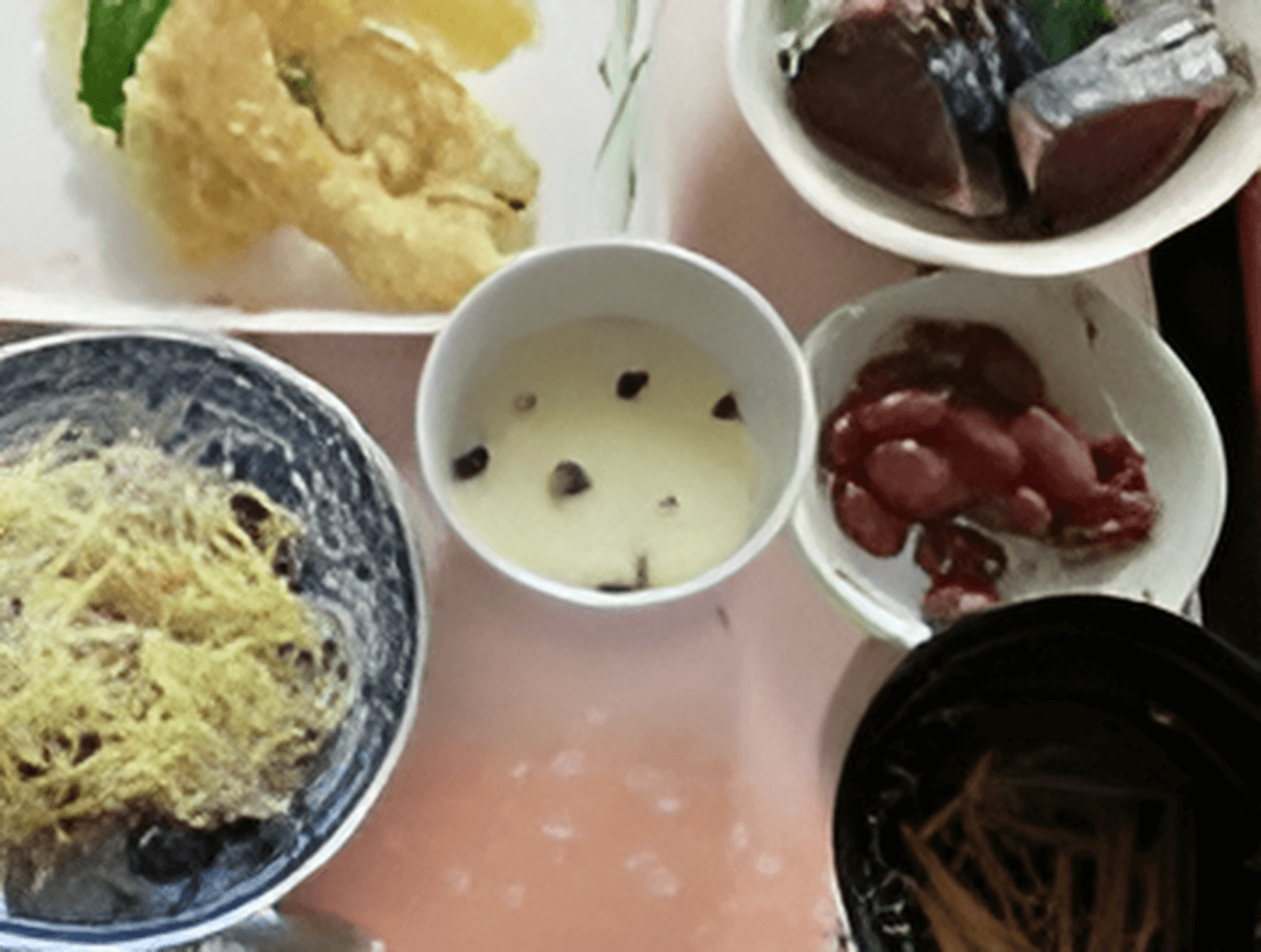 メインの料理以外に副菜としてお皿が並んでいるバランス良い食卓