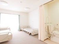 すべての部屋に介護用ベッド、冷暖房、ナースコール、スプリンクラーを完備。共有の空間に配慮した２人部屋には、トイレもある。