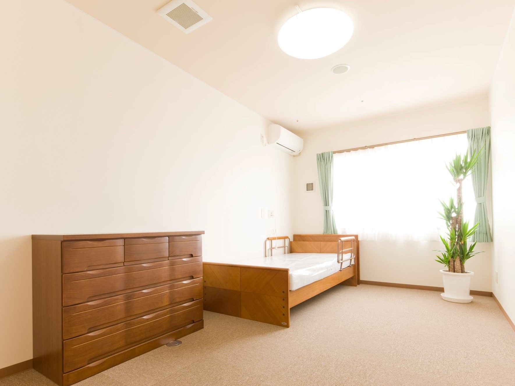居室は広く、明るい部屋である。部屋にはナースコールも設置しているため、万が一の場合にも安心な環境である。
