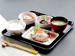 野菜の煮物と竜田揚げ、ご飯と味噌汁のセット