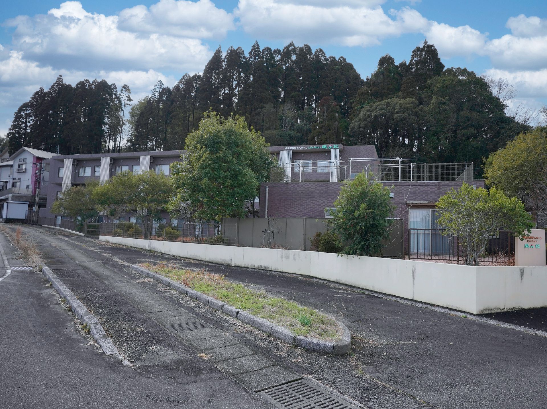 駐車場も近くに設置してある介護施設の外観