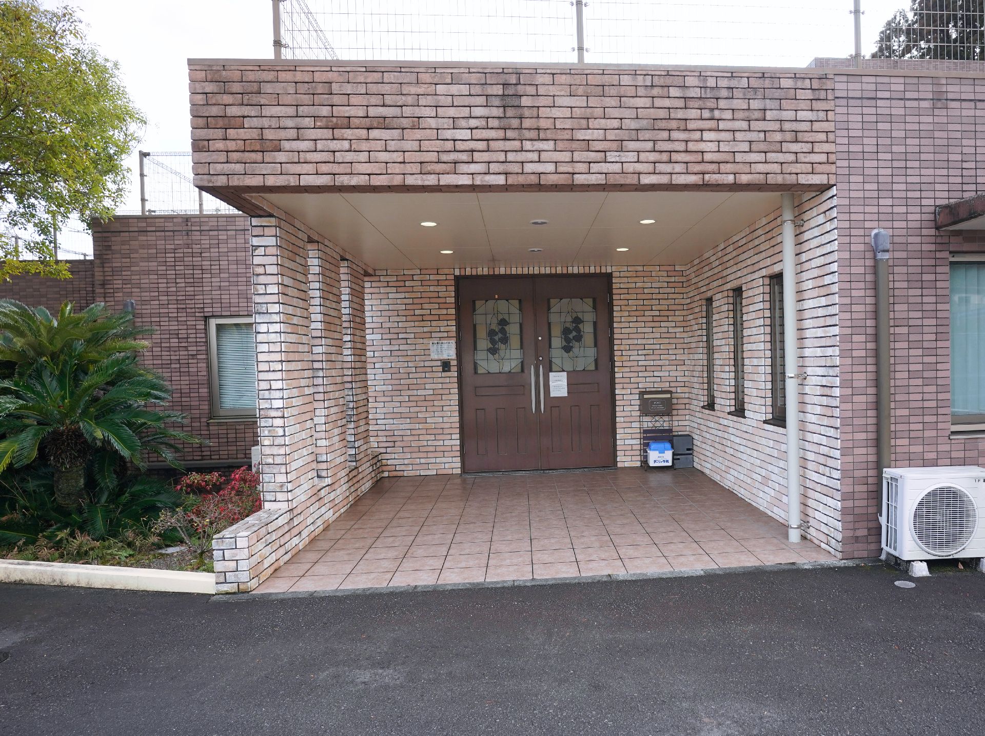 車椅子を使う入居者へ配慮した、段差の少ない玄関