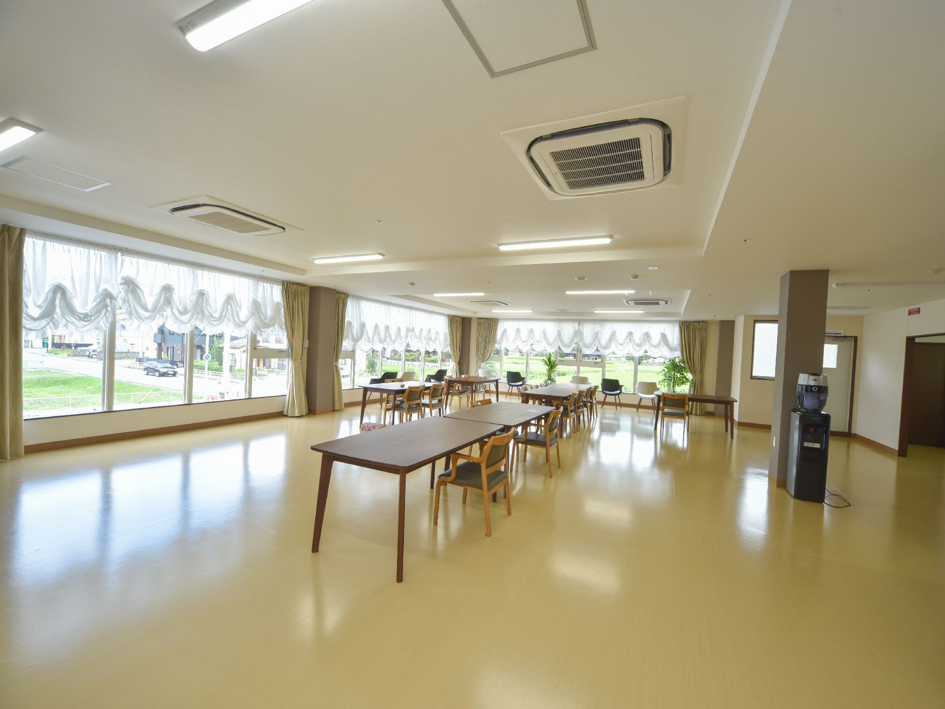 空調を完備し、2面に窓のある明るい食堂。段差はなく車いす利用者様も利用しやすい。ウォーターサーバーも完備している。
