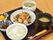 1汁3菜のバランスの良い食事を提供している。おかずはそれぞれ彩りを考えている。箸と共にスプーンも配膳している。