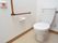 居室のトイレは、高齢の利用者様もストレスなく利用できるように広いスペースを確保している。コンセントは様々な用途に使用可能。