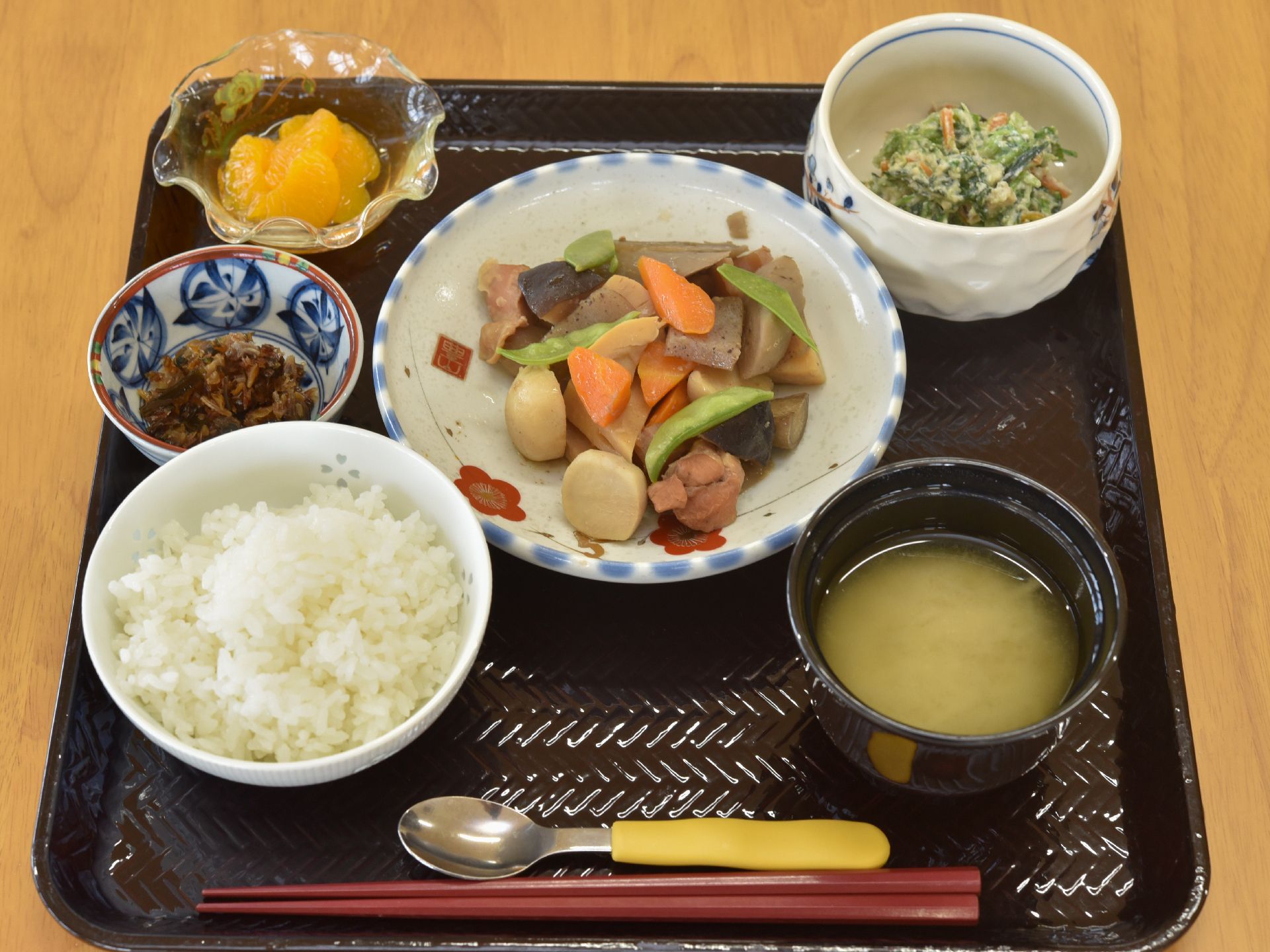 高齢者に好まれる和食がメインの食事を提供している。食事には野菜を多く使用している。デザートも提供している。