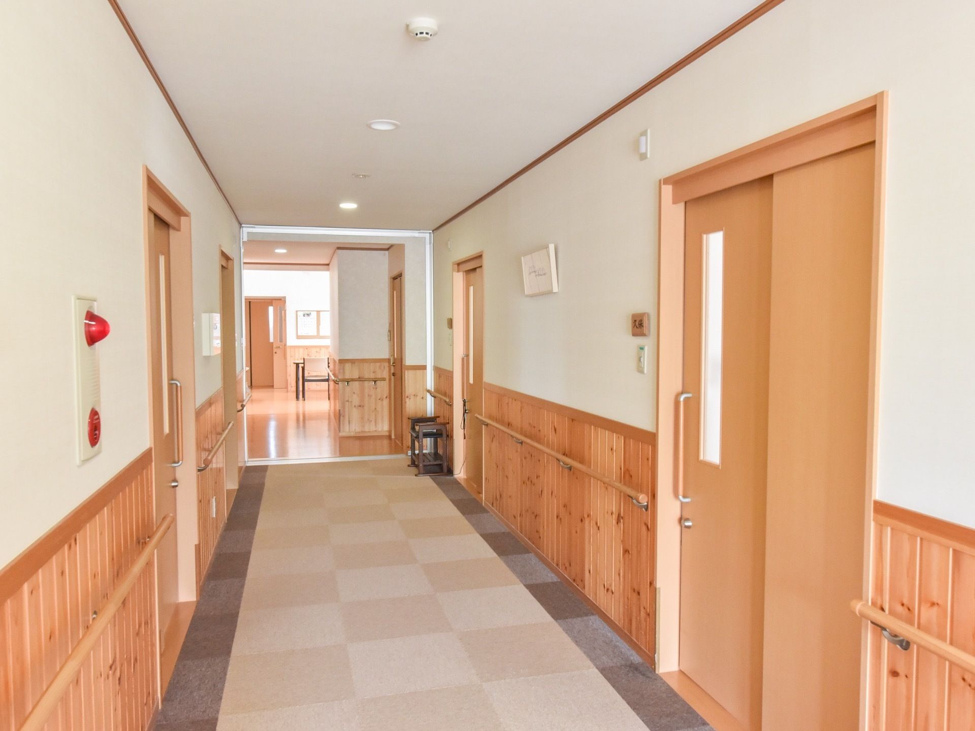 施設建物内はどこも日当たりの良さを生かすよう工夫がなされており、廊下も全体的に明るく足元が見やすい。
