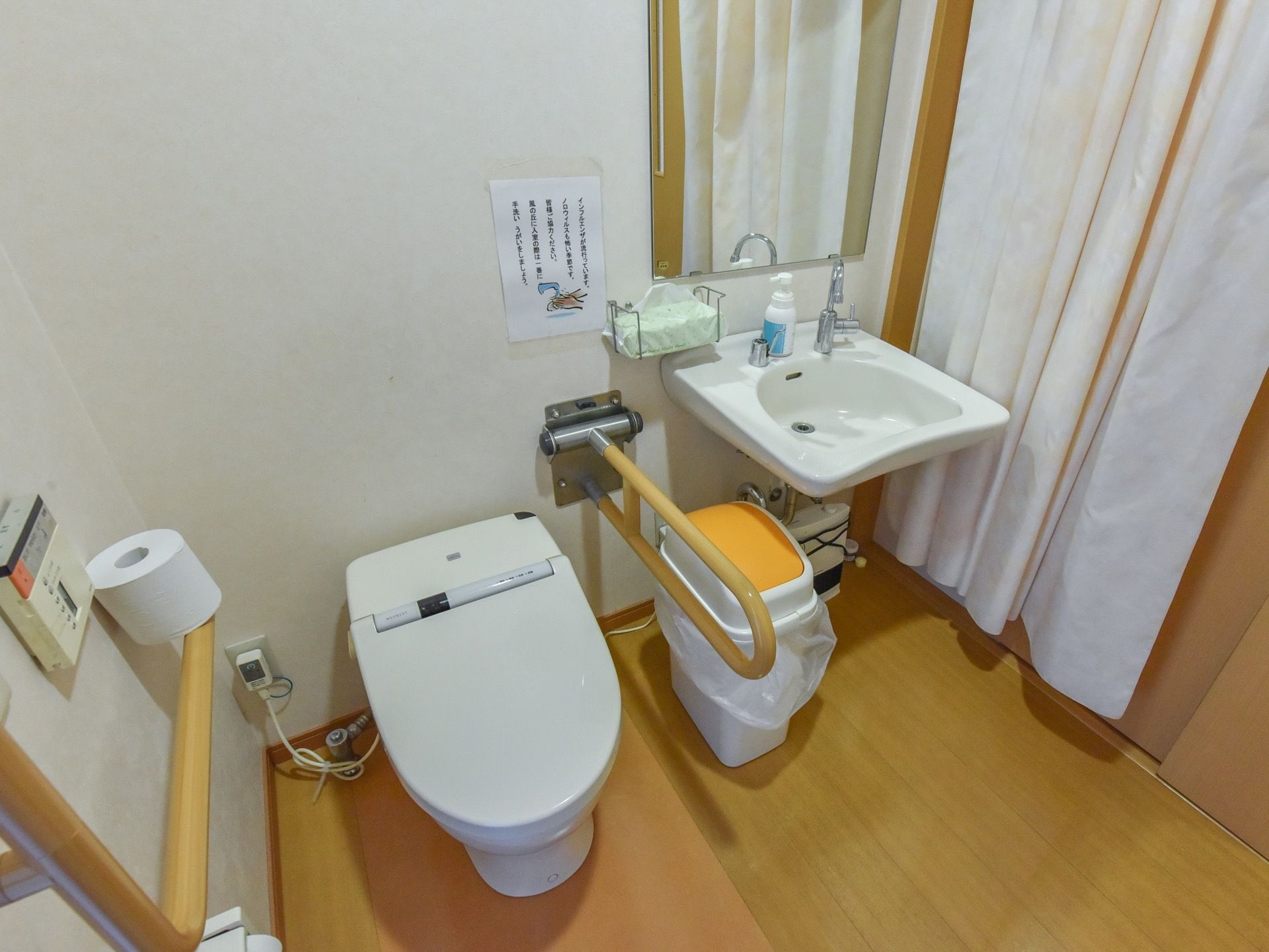 車椅子にも対応したレイアウトのトイレ。便座はセンサー付きで、快適に使用できる温水洗浄機能も備えている。