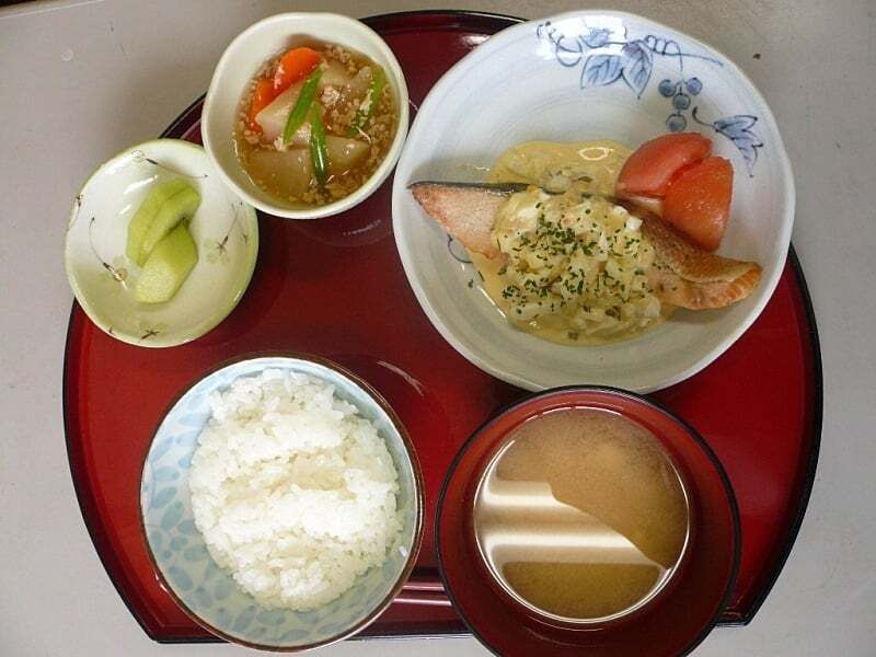 ソースをかけた焼き鮭と、ごはんと味噌汁のセット