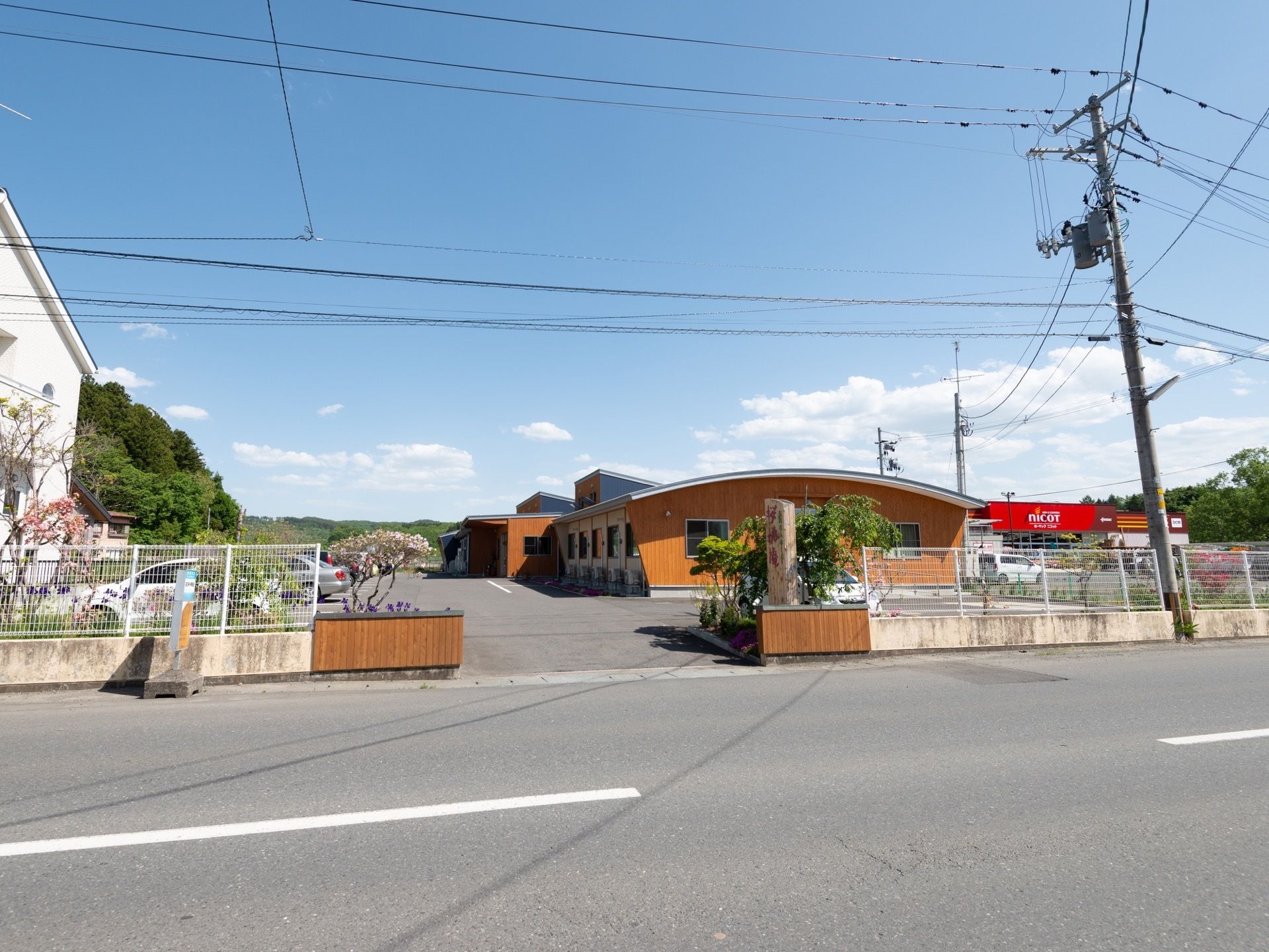 大きな道路沿いに施設があり、アクセスしやすい立地になっている。敷地も広く、大きな駐車場が完備されている。