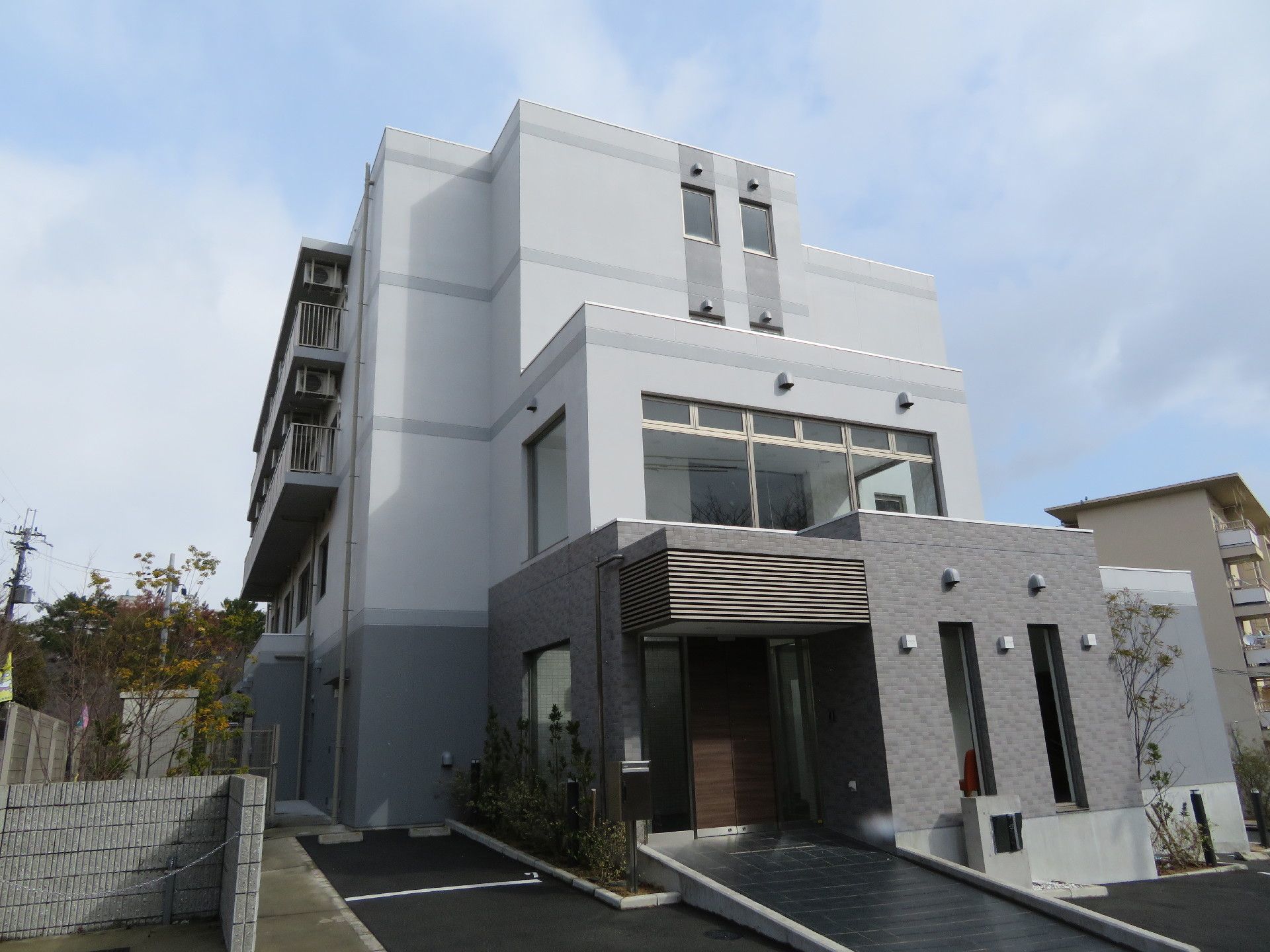 施設はツートンカラーのおしゃれなデザインである。窓が多いので光と空気をたくさん取り入れられる。植え込まれた木々が目の保養になっている。