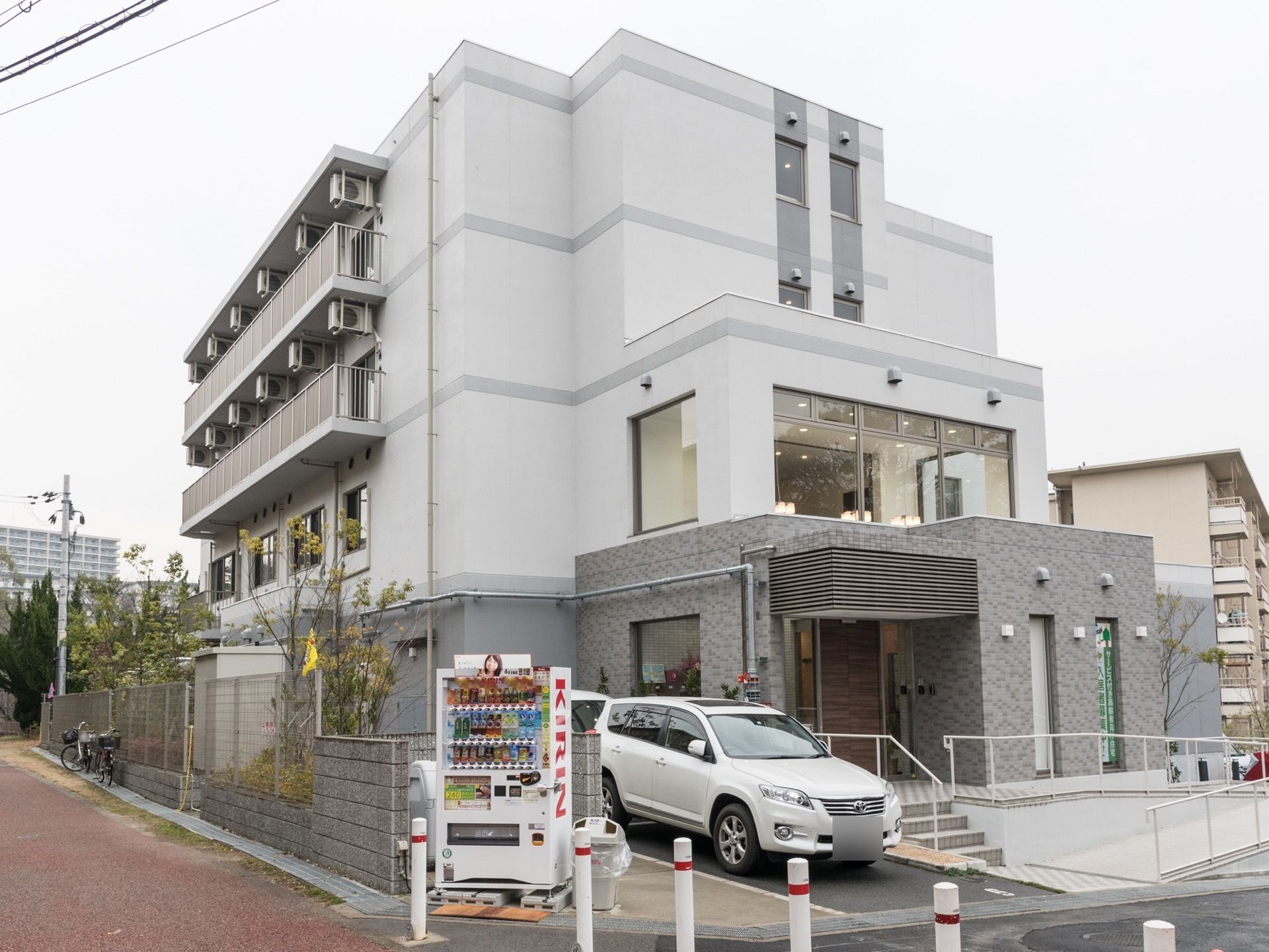 白とグレーが基調のモダンでおしゃれなデザインの外観である。きれいで手入れが行き届いており、清潔感が漂っている。