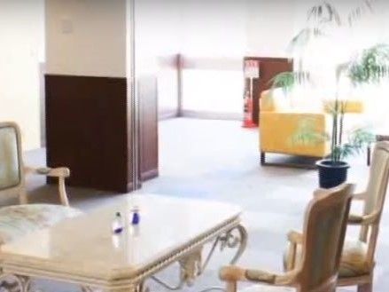 明るい空間の中にテーブルと椅子がゆったりと配置されている。隣席との間には観葉植物が置かれており、プライバシーに配慮している。