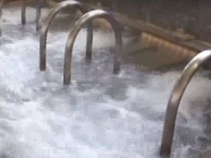 温泉施設のような手すり付きジャグジーなどの設備が整った浴室