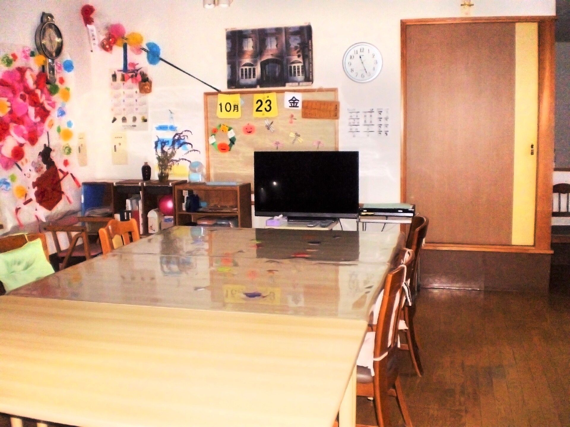 リビングダイニングにはソファーが多数配置されていて、入居者様は思いおもいにくつろいで過ごすことができる。