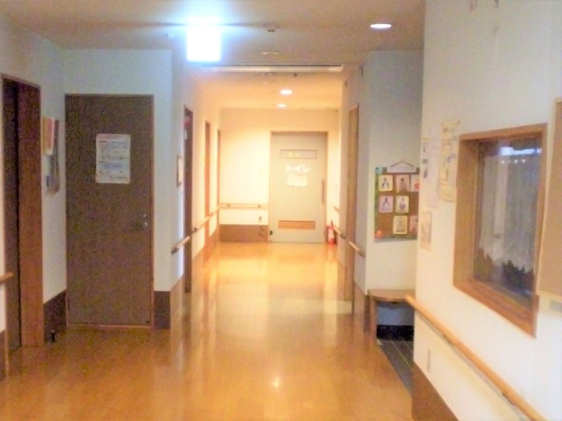 廊下は車椅子をご利用の方同士も楽にすれ違いができるように、道幅が広く設けられている。明るいので夜も利用しやくなっている。