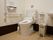 広々としたトイレには手洗い場が設置されている。トイレの両脇には手すりがあり、壁には緊急コールがついている。