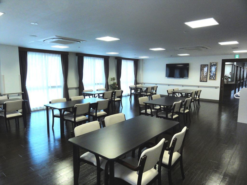 ダークブラウンとホワイトを基調とした食堂。お食事の時間が終わると、入居者様の憩いの場としてご利用いただける。