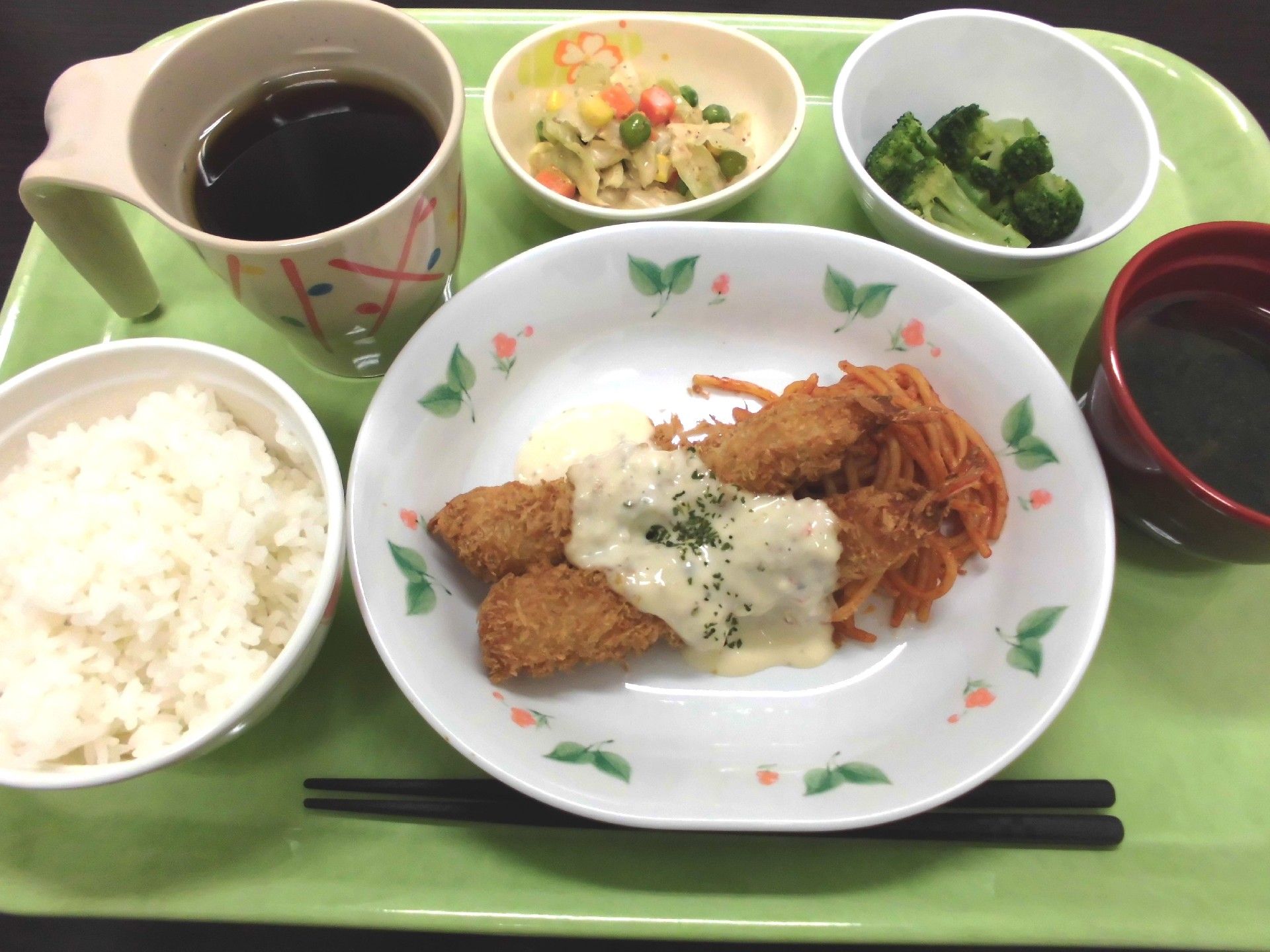施設内でのお食事の一例。お食事はひとつひとつ丁寧に手作りされており、バラエティ豊富なメニューをお楽しみいただける。