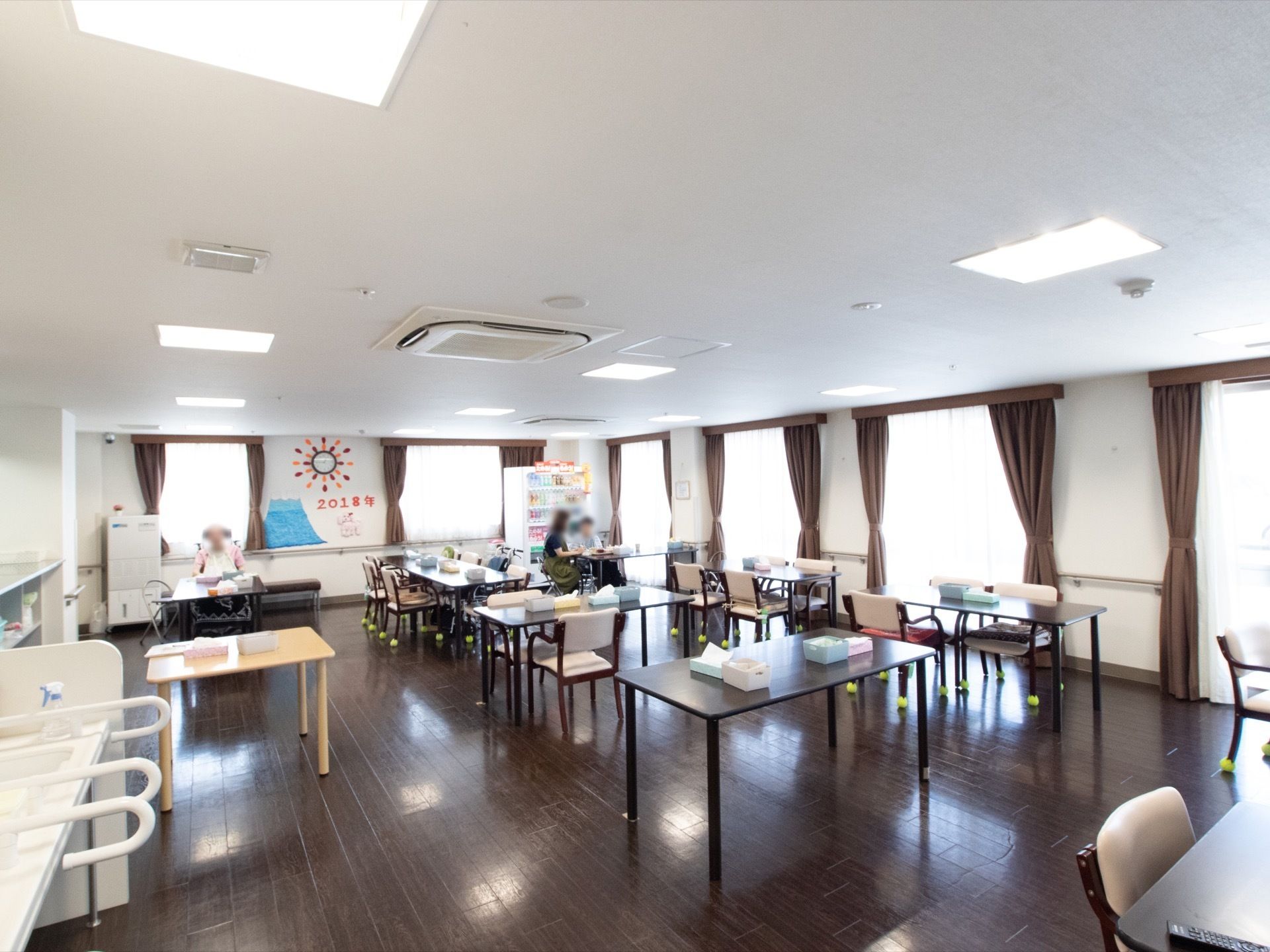 広々とした明るい食堂である。テーブルと椅子が置かれており、洗面スペースが設けられている。奥には、自販機が設置されている。