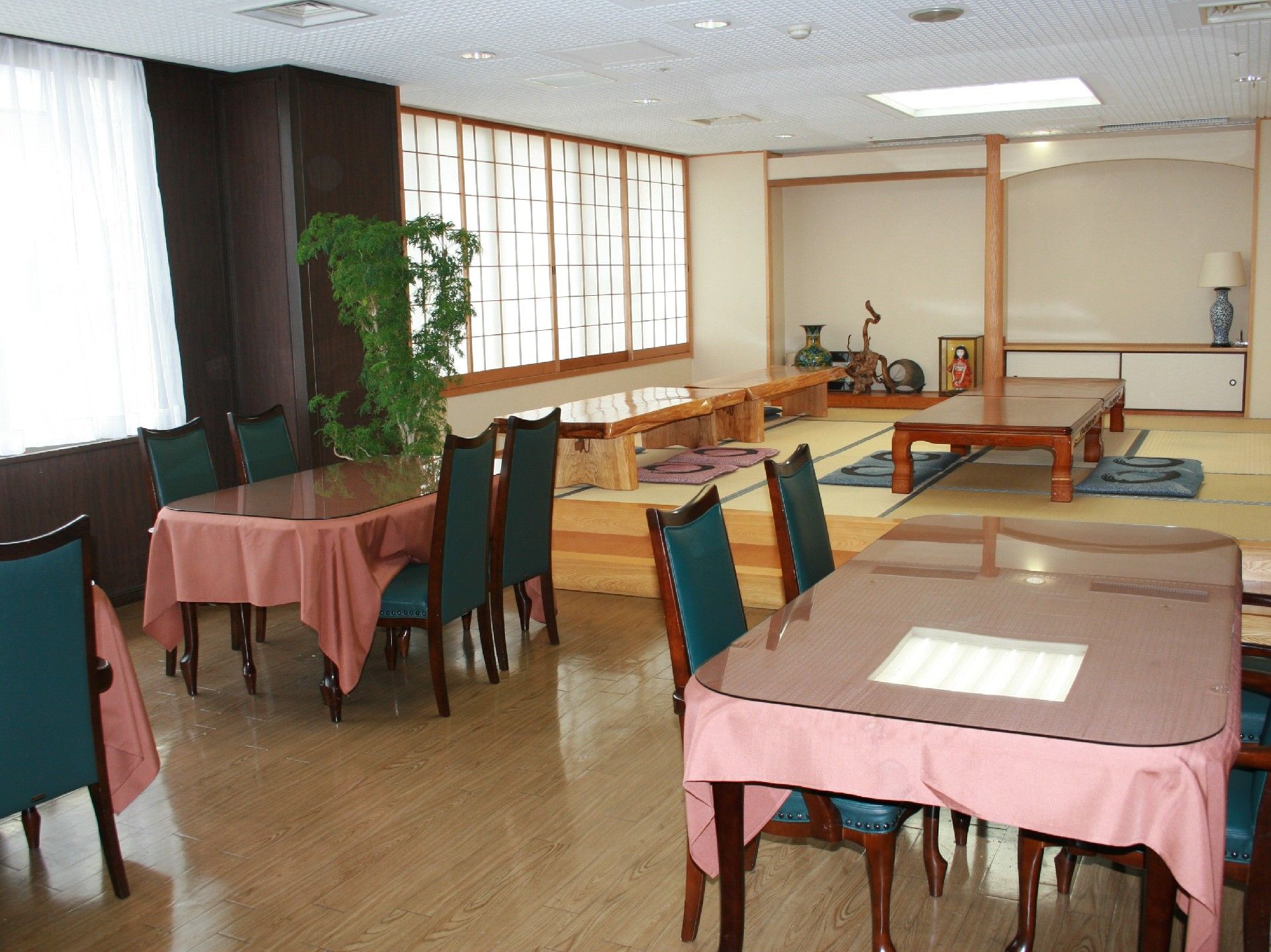 入居者様のお好みに合わせて、テーブルとお座敷のどちらでも食事を取ることが可能になっている。和室には床の間もある。