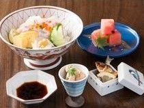 お皿の大きさや形、そして盛り付け方に工夫された料理で、見ても楽しむことができる。品数が多く、栄養に配慮されている。