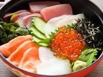 どんぶりにお刺身が盛られている。赤身魚や白身魚がバランス良く並べられており、食欲を刺激する見た目である。