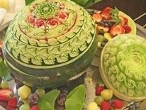 多くのフルーツと豪華なケーキが置かれている。旬の食材や果物を活かした料理は、入居者様の楽しい生活を助けている。