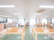 大きな木製のテーブルが複数配置されている。窓からは陽の光がしっかりと差し込んでおり、室内が明るくなっている。