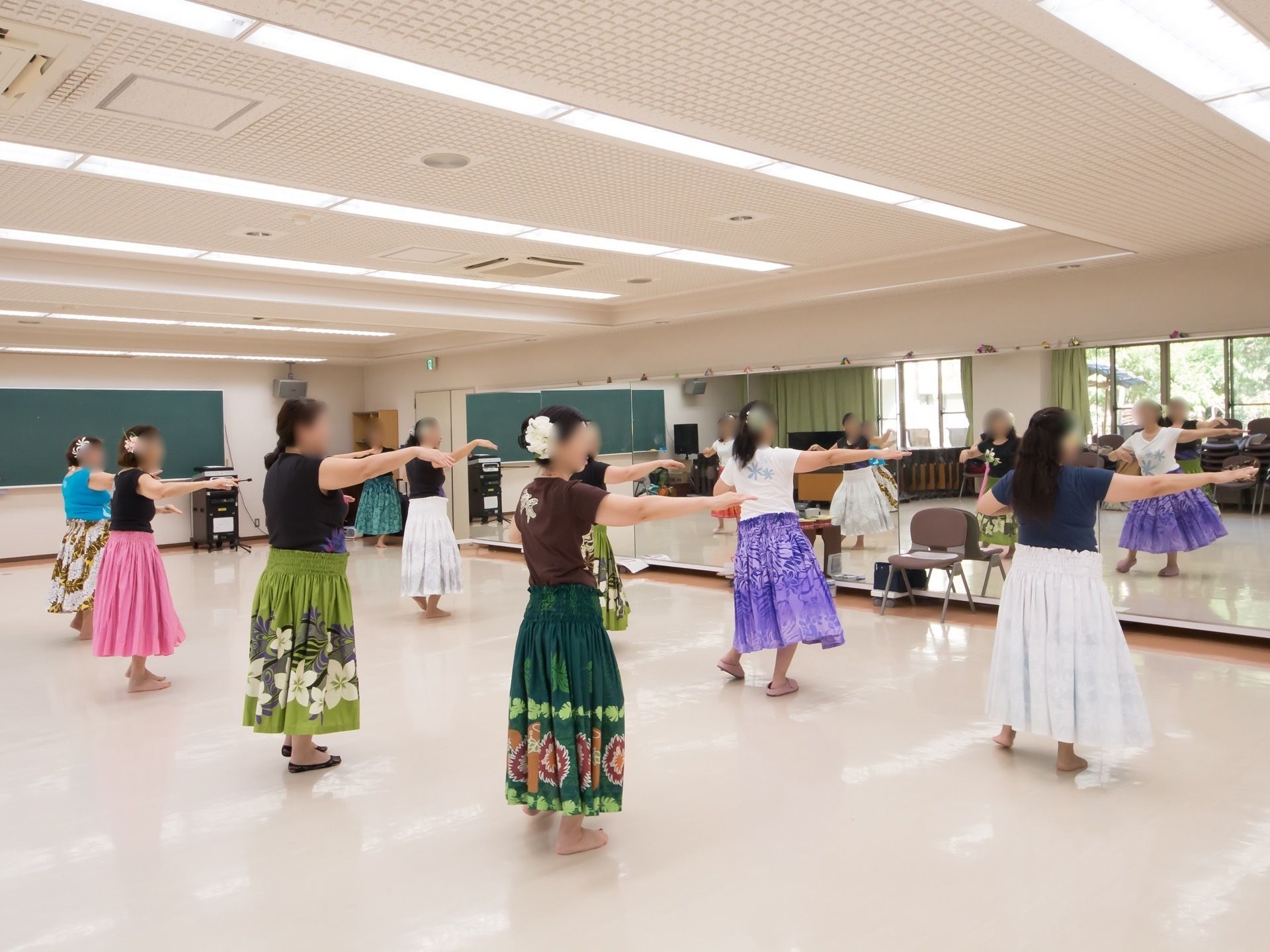鏡張りの部屋で、衣装を身にまといダンスの練習をする入居者様