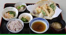 赤飯と天ぷら盛り合わせのセット
