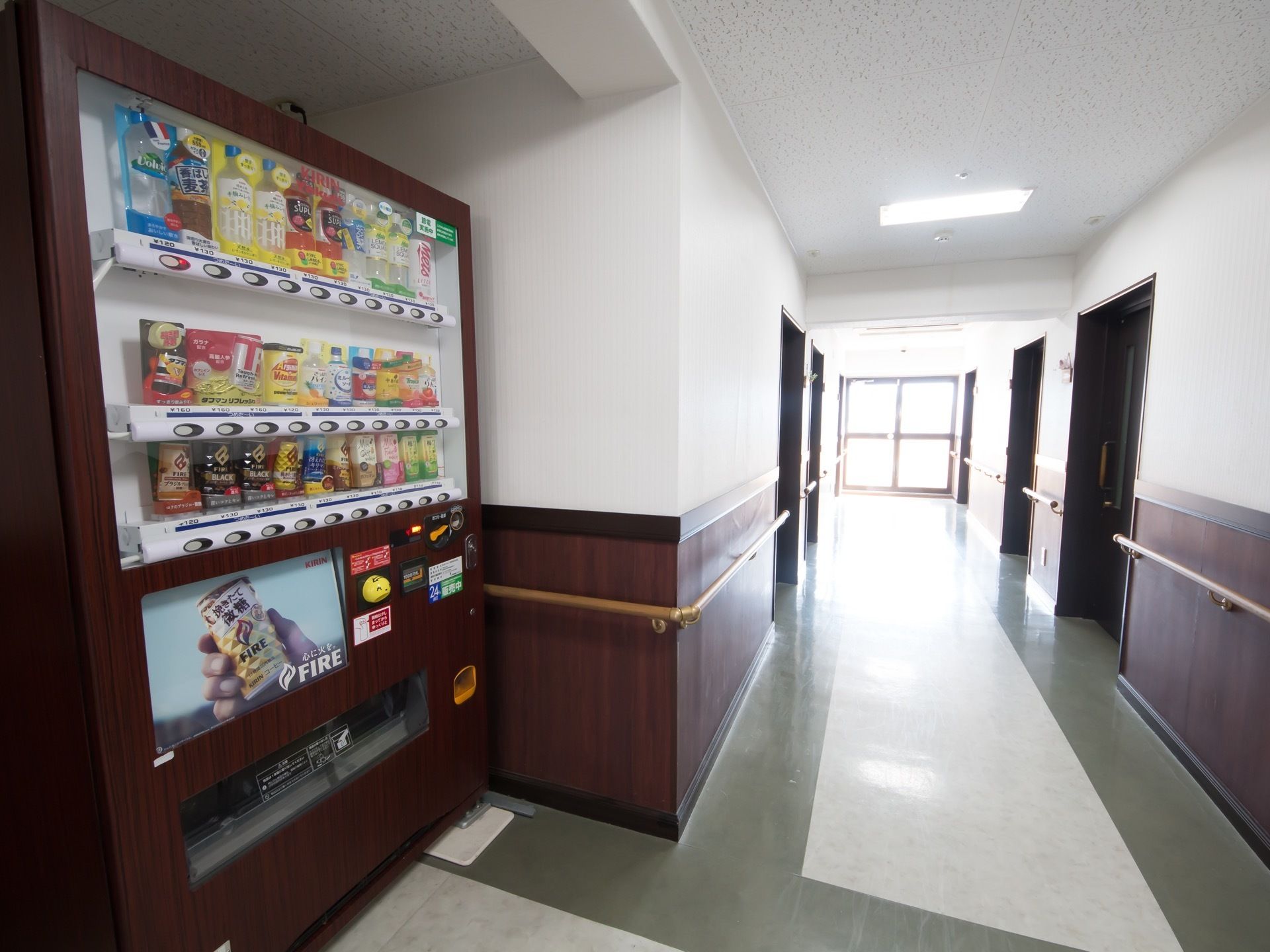 広々としており、両側に手すりがついているので安心して移動することが可能である。自動販売機が設置されている。
