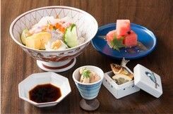 海鮮丼とスイカのデザートのセット