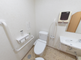 バリアフリー設計のトイレ空間