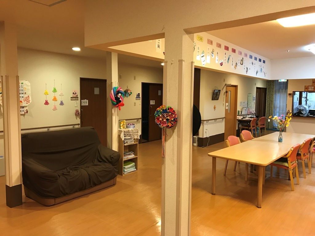リビングには、テーブル席とソファ席をご用意している。お好きな場所で、ゆったりとした時間を過ごしていただける。