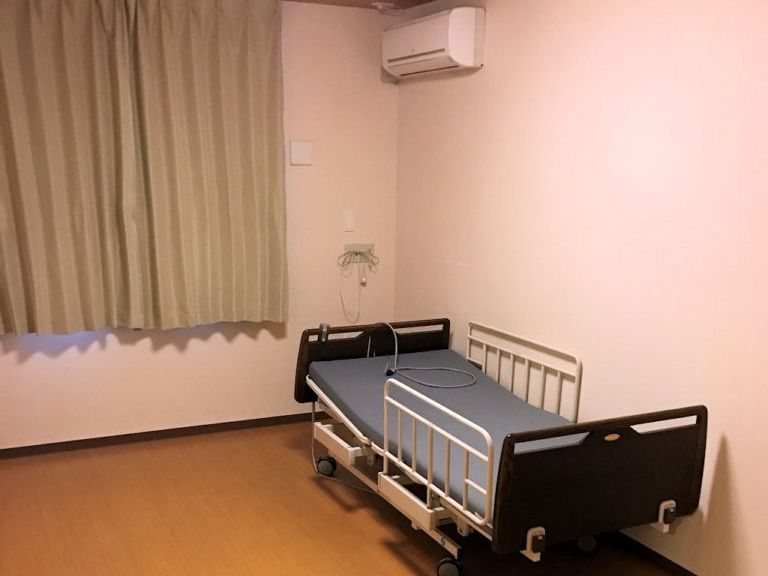 居室は広々としているので、お好きな家具をお持込みいただける。エアコンを設置しており、快適な温度でお過ごしいただける。