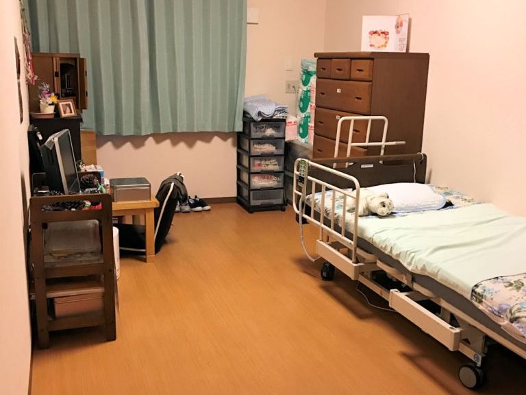 お一人で過ごせる、居室をご用意している。プライベートの時間をお過ごしいただけるので、趣味などをのびのびと楽しめる。