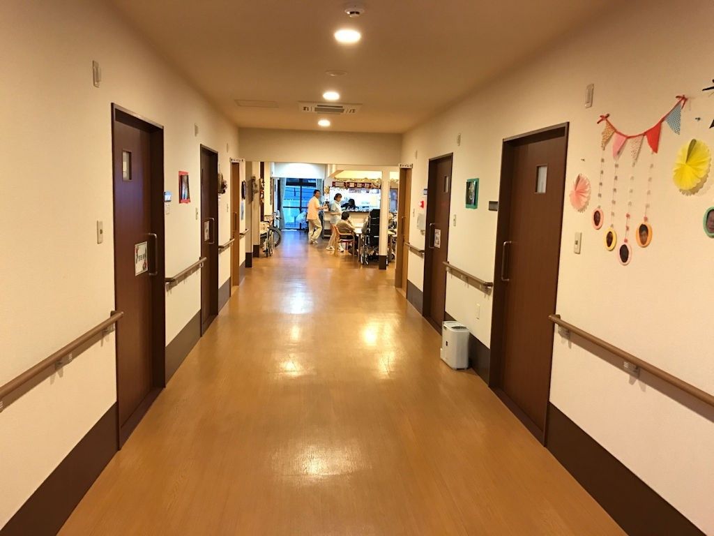 廊下の幅は広く設計しており、車椅子をご利用の方も楽にすれ違うことができる。手すりもあるので、安心して通行できる。