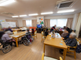 明るい居間がある介護施設内部