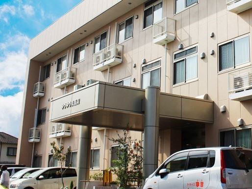 ３階建ての施設である。入口には大きな屋根が付いており、雨の日は濡れずに車へ移動することができ便利である。