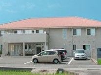 アットホームな雰囲気がある２階建ての建物。周りに高い建物がなく、日当たりが良い。駐車場も広く、困らない。