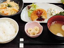 コロッケと玉子とじとごはんと味噌汁とバナナのデザート