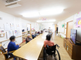 明るい廊下と居室がある施設内部